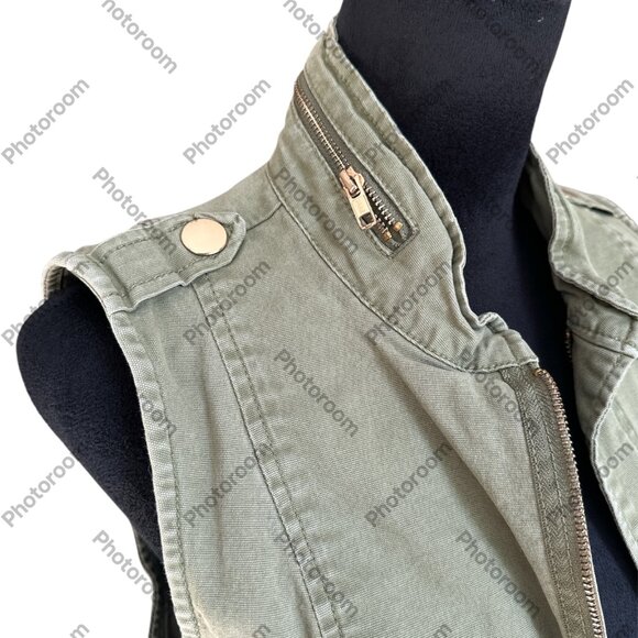 🧡2/$10 EUC CABI Green Sleeveless Zip Up Vest Top W Gold Accents. Chest 18" - Picture 2 of 6
